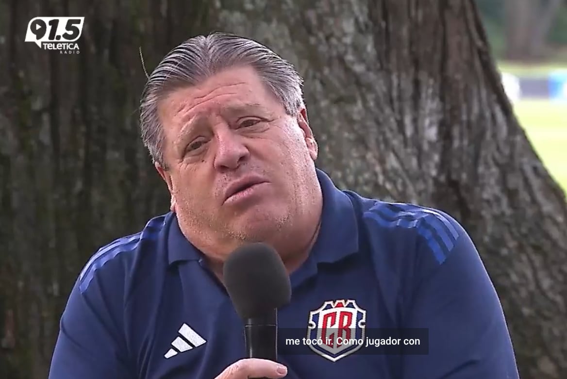 Christian Sandoval y Pablo Guzmán entrevistando a Miguel "Piojo" Herrera, entrenador de la Selección Nacional de Costa Rica.