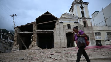 “Pensé que me iba a aplastar”... Venezolanos se reencuentran en misa tras el doble terremoto