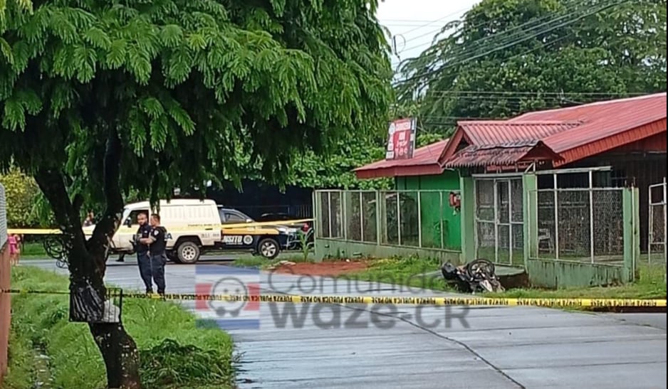 Una mujer falleció al chocar su moto contra un muro en Pococí. Foto: Waze Costa Rica
