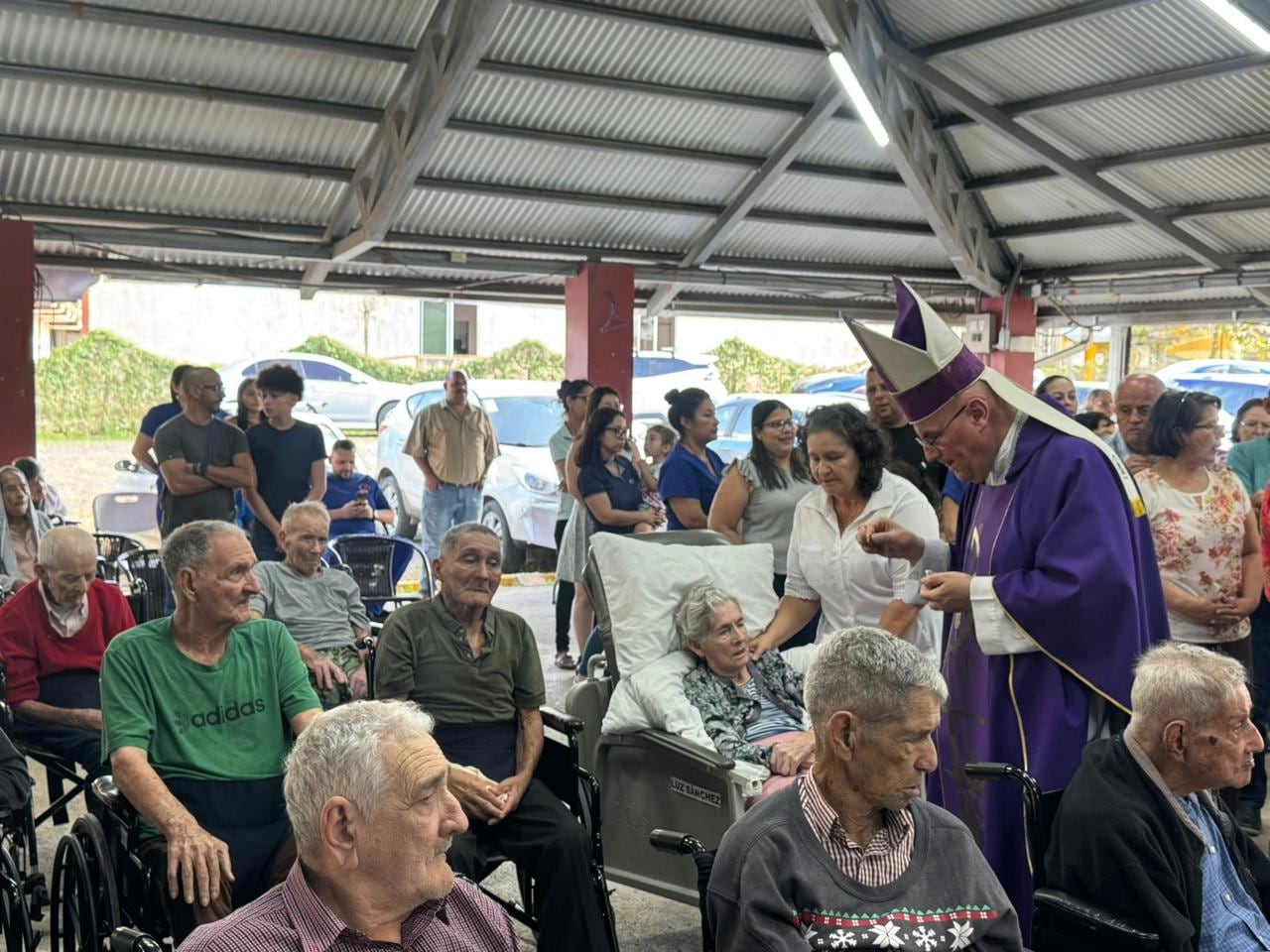 Monseñor José Manuel Garita, obispo de Ciudad Quesada, celebró la misa del Miércoles de Ceniza en el Hogar de Ancianos San Vicente de Paúl en Ciudad Quesada