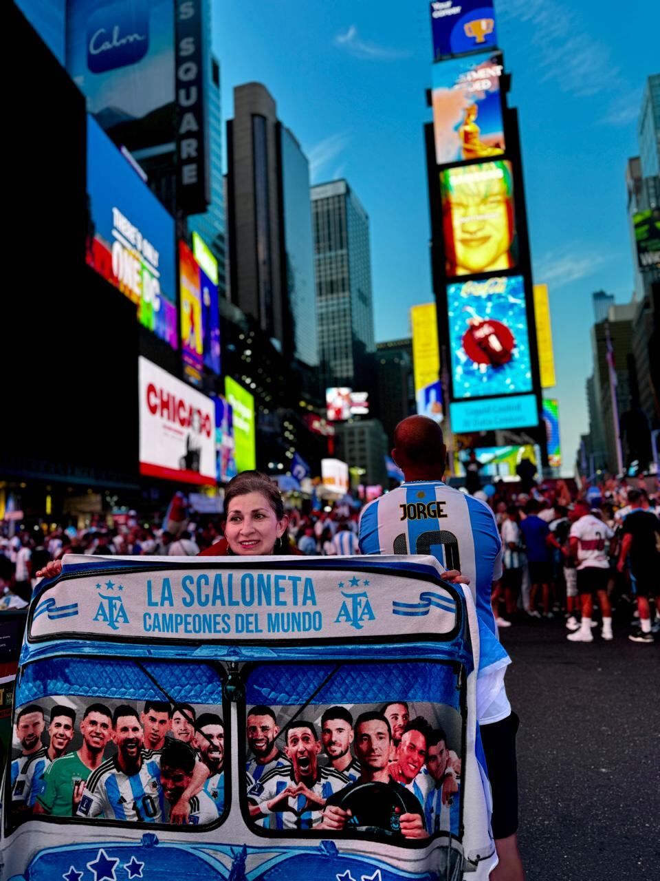 Ambiente argentino en Times Square, Nueva York previo al partido entre Argentina y Canadá este martes en la Copa América. Foto: William Cordero.