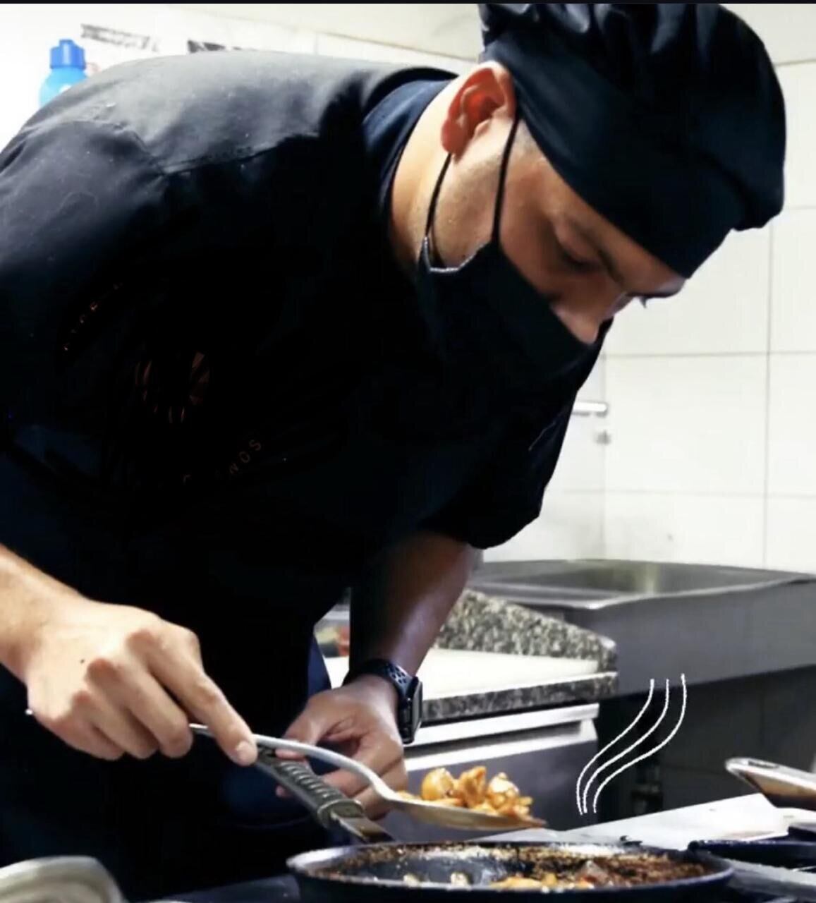 Chef aumenta el sabor y temperatura de cada plato con su exquisita receta de chiles.