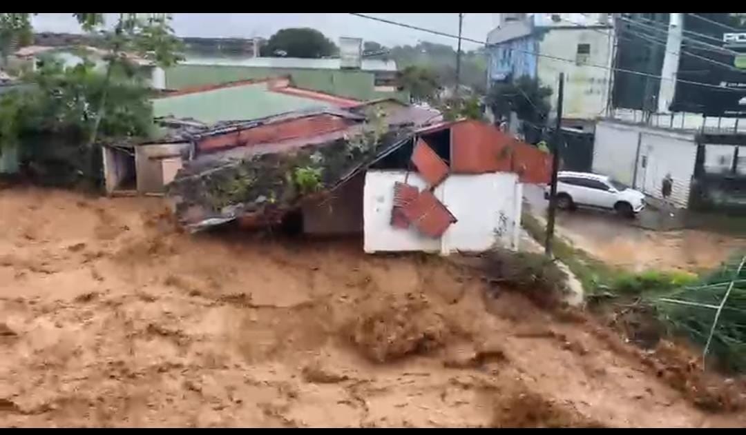 La crecida del río San Isidro provocó daños totales en una vivienda en Pérez Zeledón.