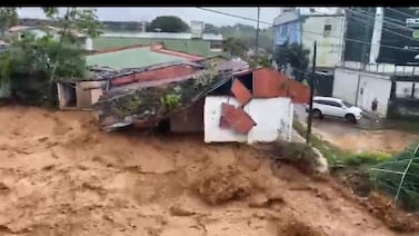 Inundación destruye vivienda en Pérez Zeledón tras crecida del río San Isidro