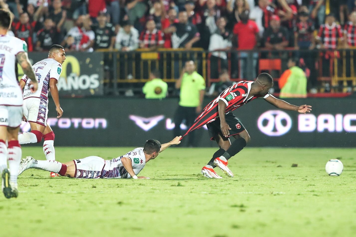 20/04/2024/ Clásico Nacional entre Liga Deportiva Alajuelense vs Deportivo Saprissa por la jornada 19 del torneo clausura de la Liga Promerica en el estadio Alejandro Morera Soto / Foto John Durán