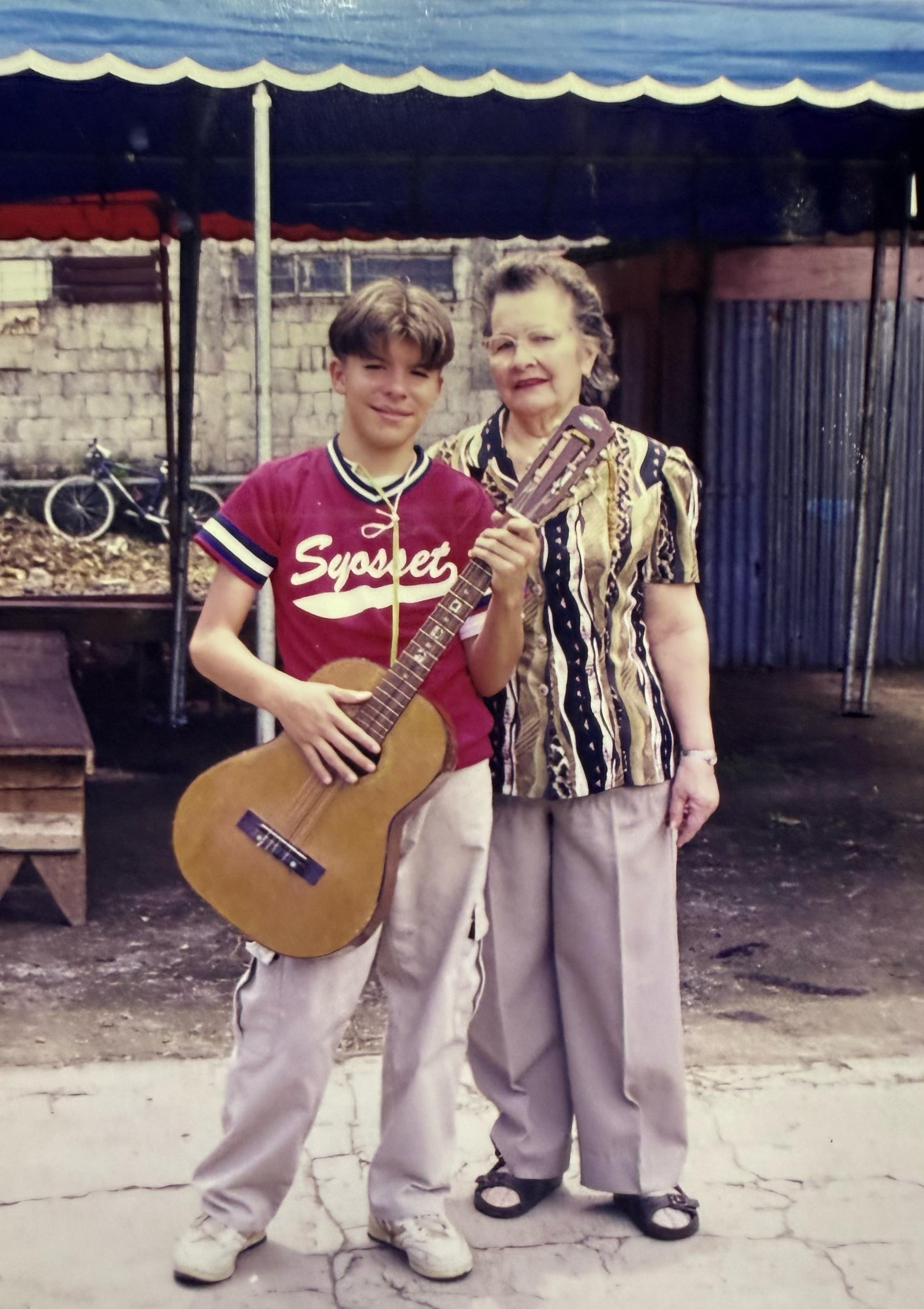 José Martín Rodríguez Jiménez, MartinSon, junto a su abuela Marta Valverde