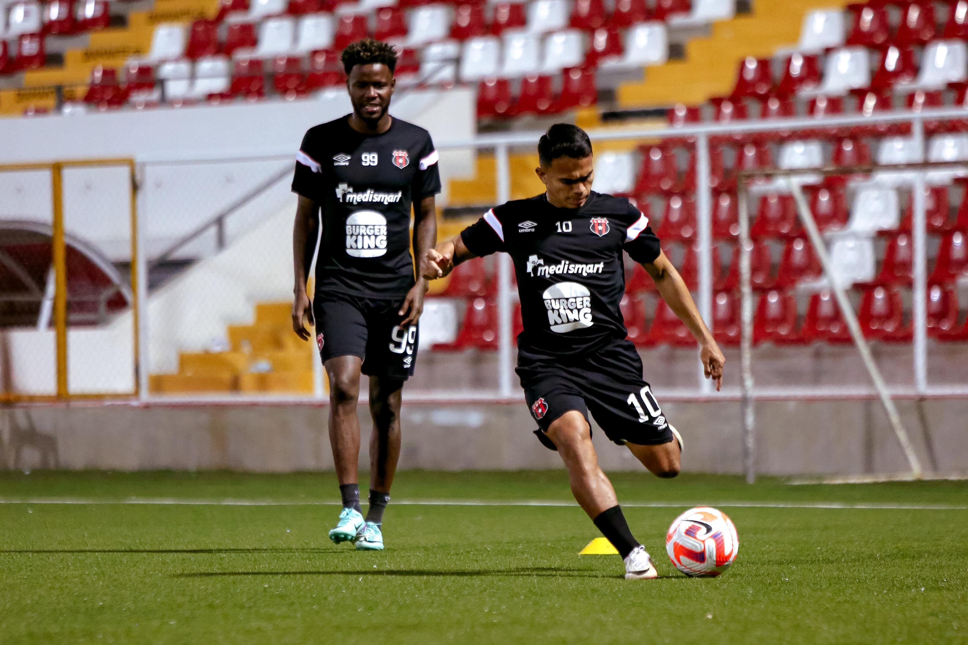 Aarón Suárez y Freddy Góndola durante el reconocimiento de Liga Deportiva Alajuelense al Estadio Independencia.