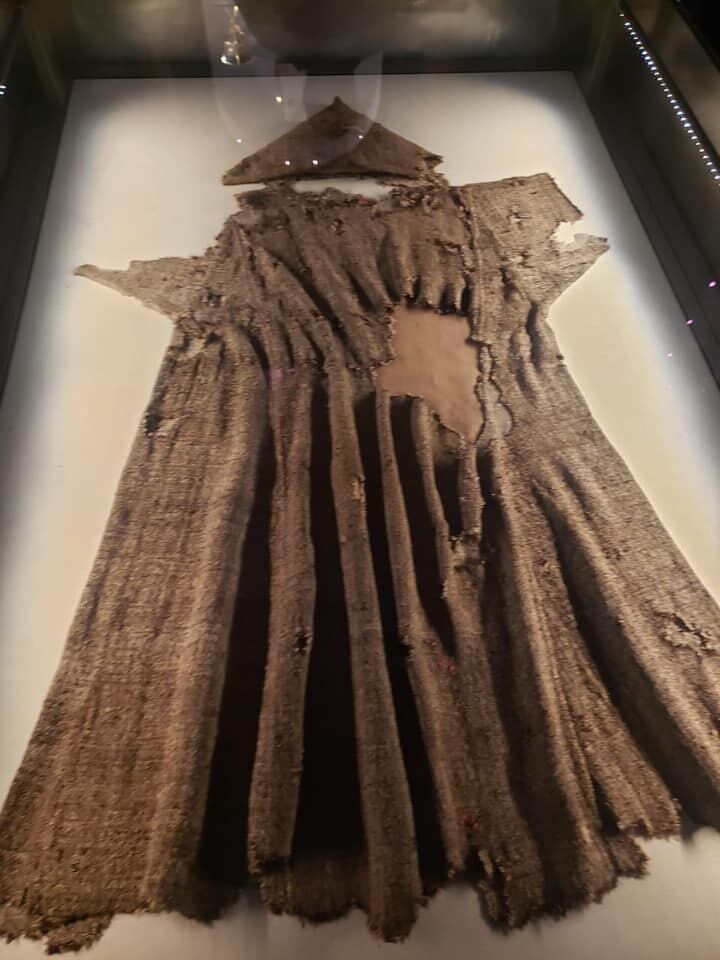 Esta es una reliquia del hábito que usó San Francisco de Asís cuando tenía los estigmas o llagas. Monseñor Garita estuvo muy cerca para tomar esta foto.