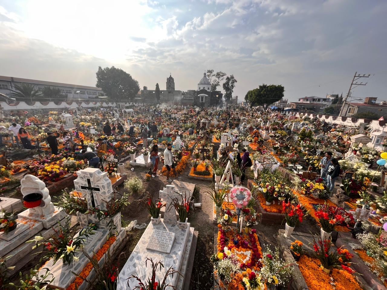 ¡Alístese! La Teja lo lleva a México a conocer el cementerio que inspiró la película Coco para que viva una experiencia única el Día de Muertos.