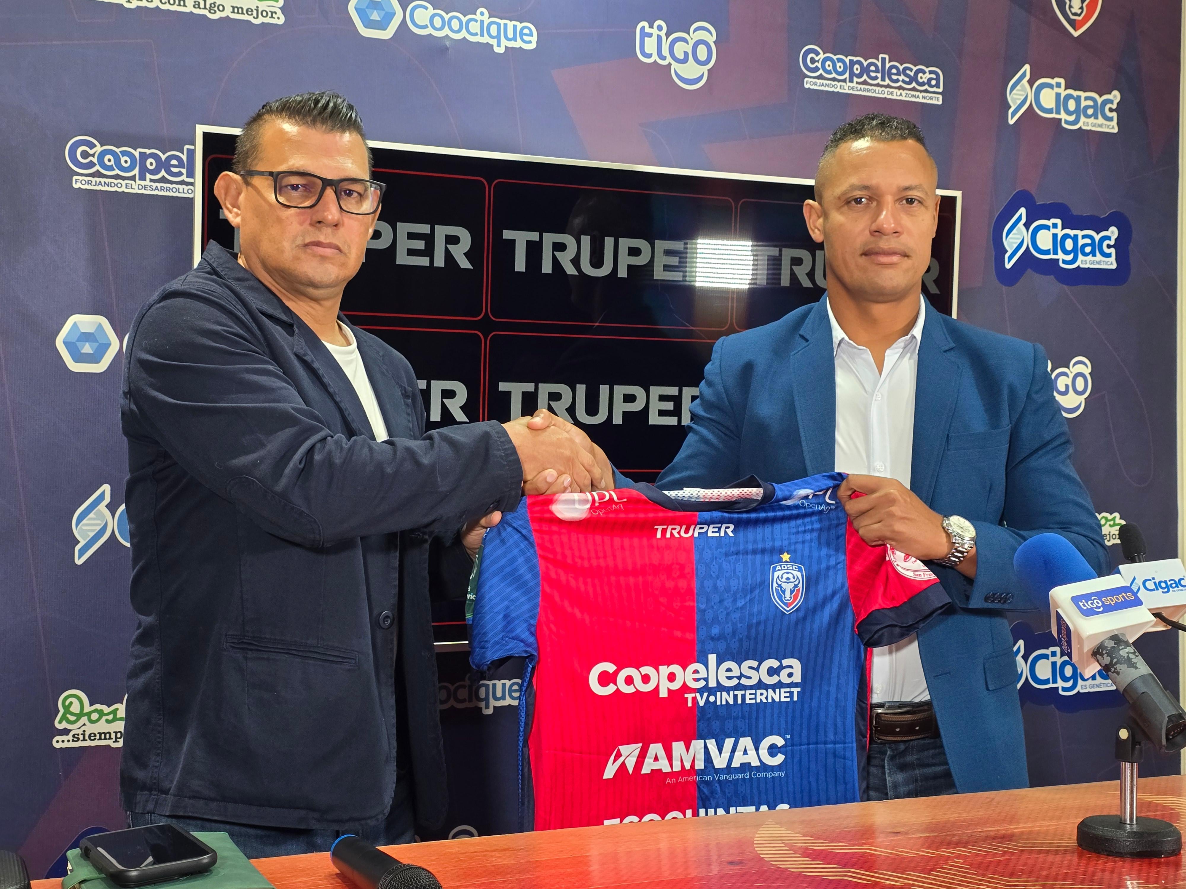 Geiner Segura (izq.) fue presentado este viernes como nuevo entrenador de la AD San Carlos, por parte del gerente deportivo Carlos Acosta.