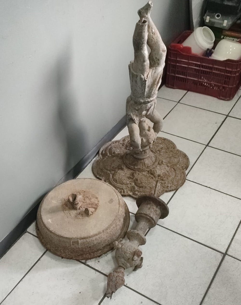 La Fuente del Pastorcillo, una pequeña escultura de hierro fundido cargada de historia, regresó a su lugar, las ruinas, tras pasar más de treinta años olvidada en bodegas de la municipalidad de Cartago.