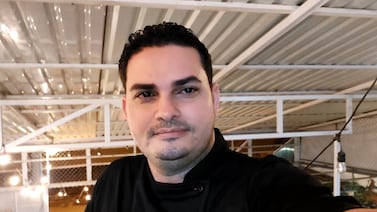 Chef vive la adrenalina de preparar la olla de carne más grande del país