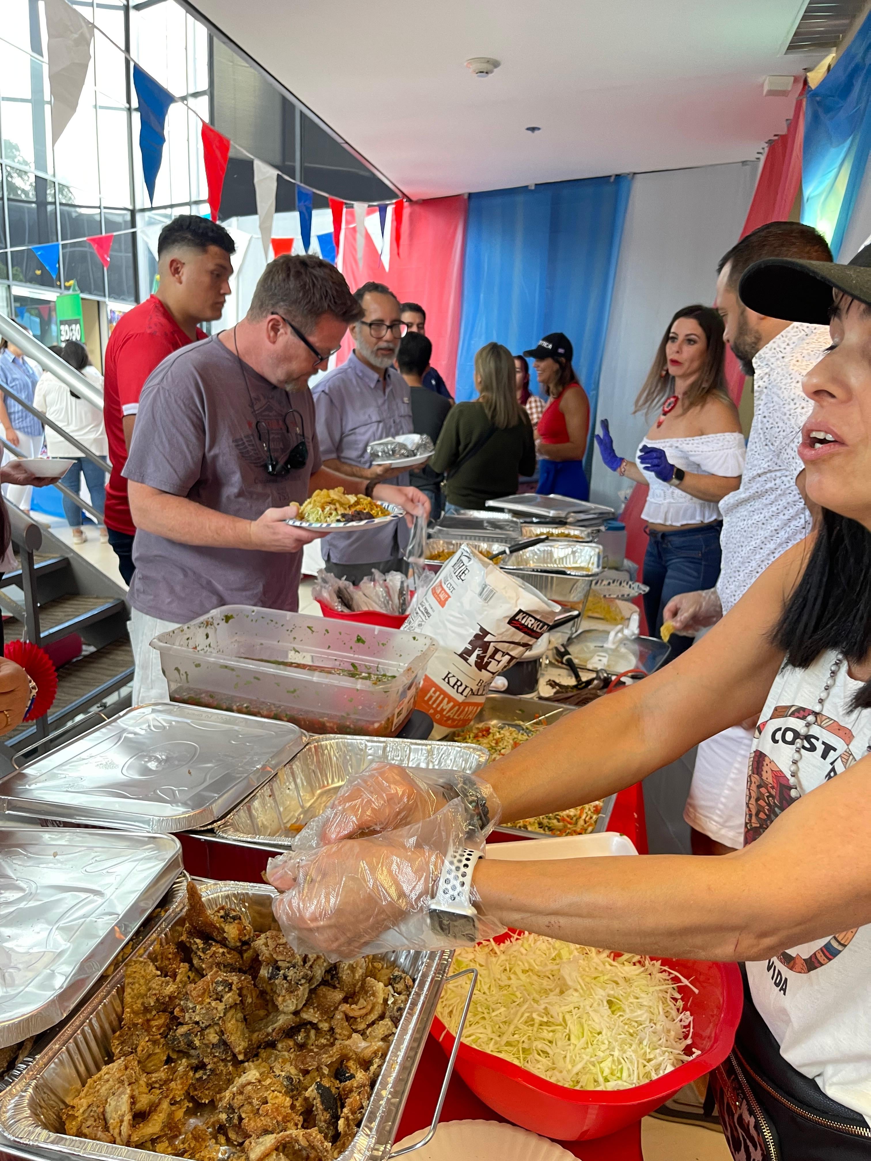 Ruth Jiménez Ramírez y otros compatriotas convertirán el parqueo de edificio donde esta el Consulado de Costa Rica en Houston, Texas (Estados Unidos) en un auténtico turno a la tica, cargado de comida criolla, música nacional, banderas tricolores y un profundo respeto por la democracia que ha distinguido al país durante décadas el próximo 1 de febrero.
