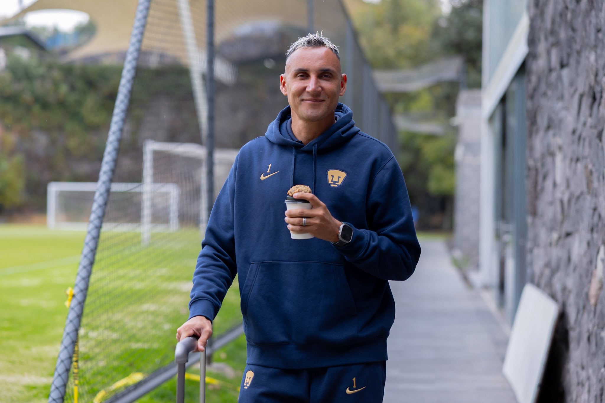 Keylor Navas viajó con el resto de sus compañeros de Pumas a Monterrey para enfrentar a Tigres.