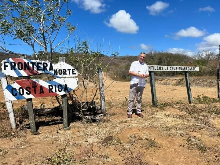 Monseñor Manuel Eugenio Salazar Mora, obispo de la Diócesis de Tilarán, ora en la frontera con Nicaragua