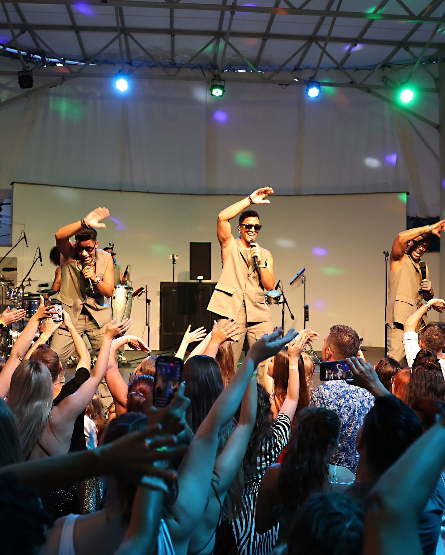 Grupo Extra desborda energía a donde se presenta.