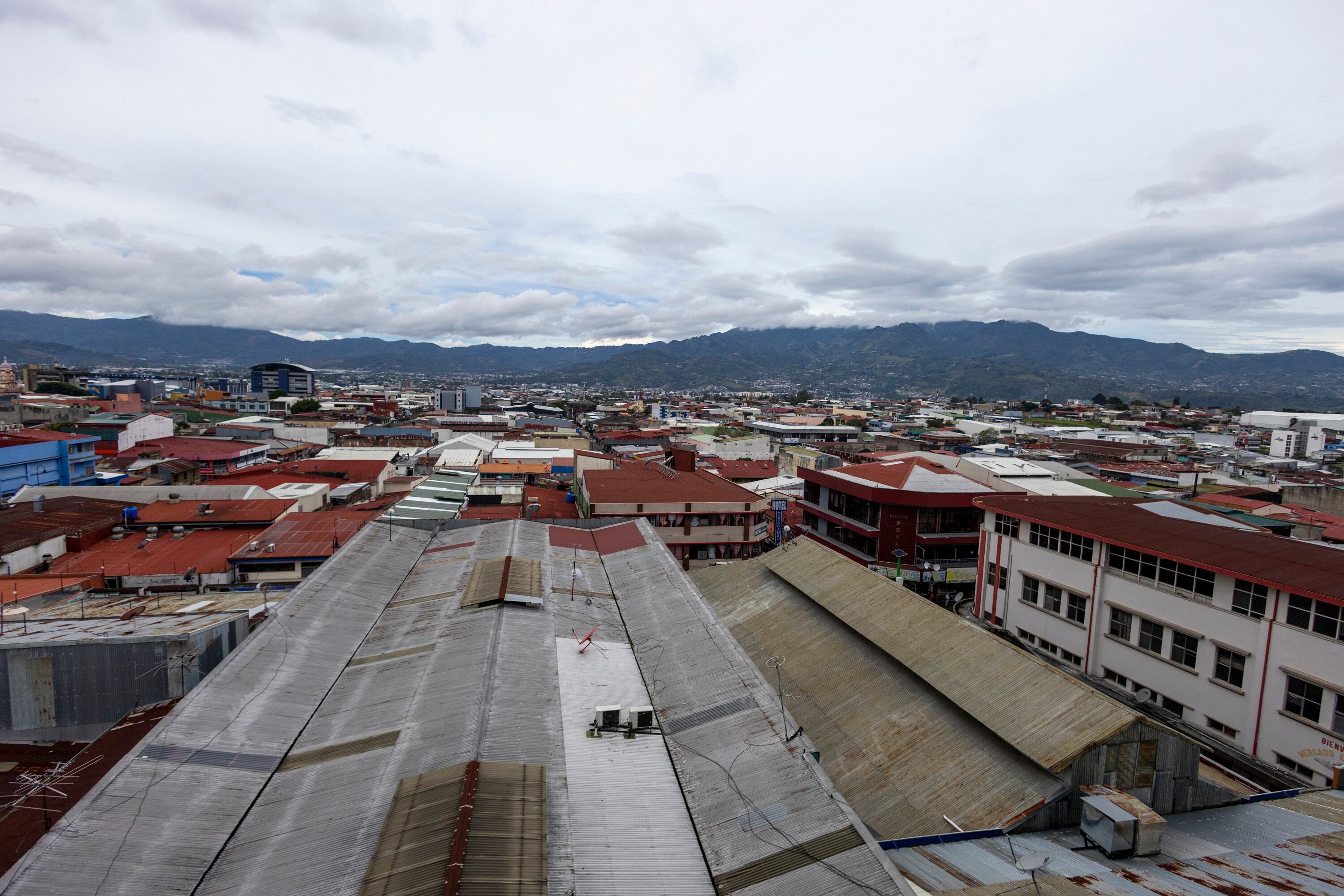 20/05/2025, San José, recorrido por avenida central y avenida segunda, para ver edificios que están desocupados o abandonados.