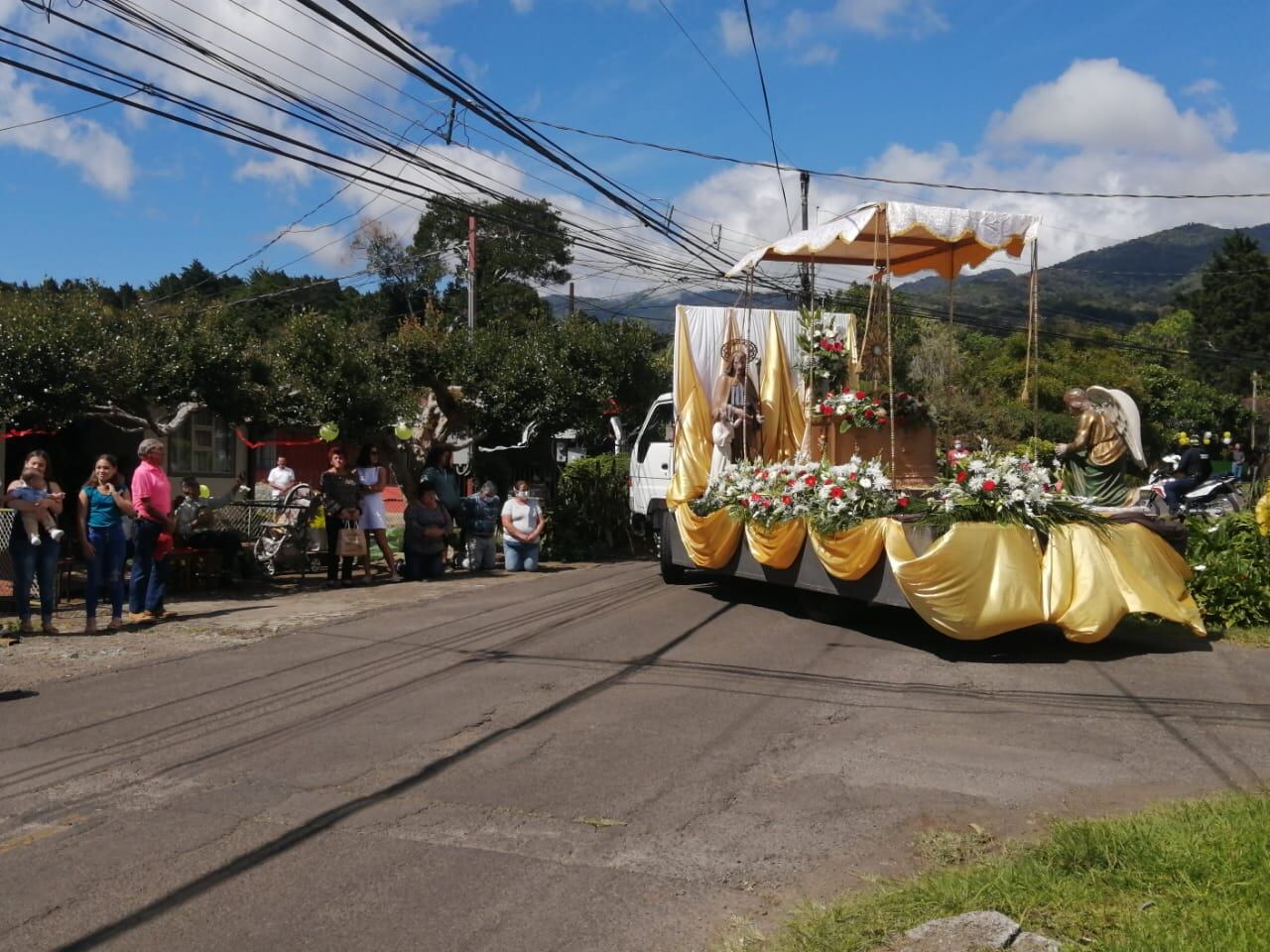 La celebración 92 a Cristo Rey, en la Parroquia San Isidro Labrador de Heredia, estuvo marcada por la pandemia y pese a que no se realizó con las alfombras de flores de toda la vida, sí se vivió con misma devoción y fe, en la cual la comunidad, en su mayoría, pide protección contra el covid-19