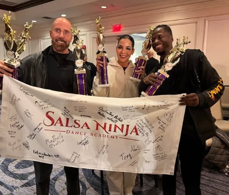 Lynda Díaz y su esposo junto con su academia de baile ya van ganando seis trofeos en la competencia de baile internacional.