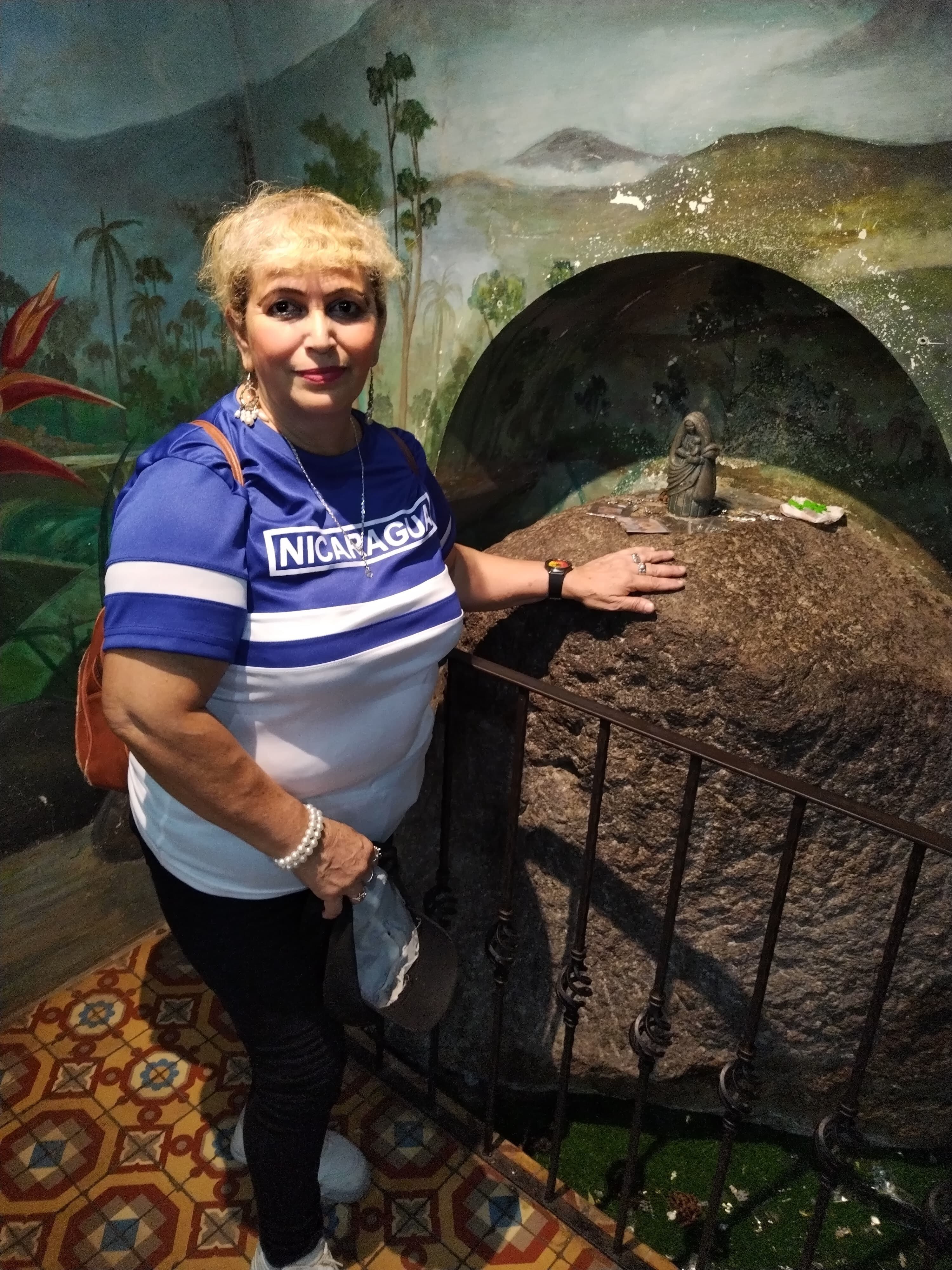 Doña Guadalupe Ruiz, nacida en el puro centro de Estelí hace 52, llegó el pasado 1 de agosto cargada de fe y alegría a la basílica de Nuestra Señora de los Ángeles en Cartago como parte de los miles de romeros que visitaron a la Negrita
