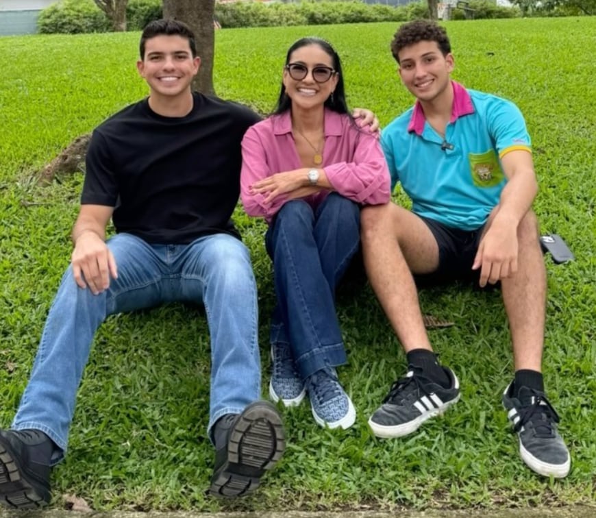 Nancy Dobles junto a sus hijos Daniel (de negro) y Gabriel.