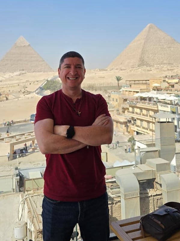 El influencer costarricense, Johan Sandí Fernández, llegó a Israel justo el pasado sábado 28 de febrero, cuando iniciaron los bombardeos de Israel y Estados Unidos a Irán y está atrapado en ese país