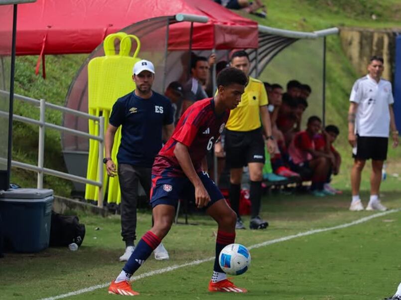 Kenay Myrie, defensor de la Selección Nacional quiere seguir haciendo un buen trabajo, para buscar lo más pronto posible un club en el extranjero. Instagram Kenay Myrie.