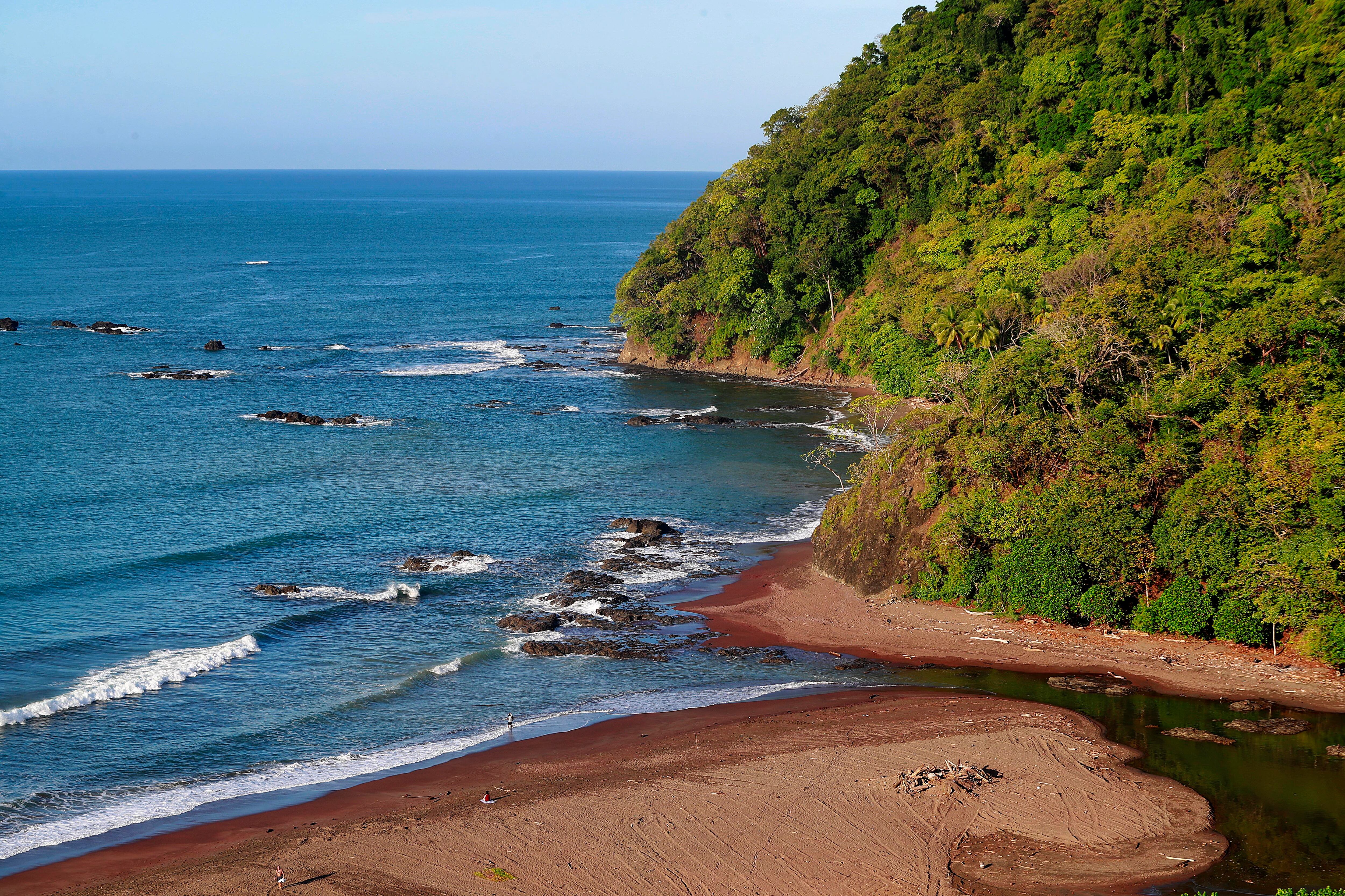 03/12/2023    Jacó. El sol matutino iluminó la playa, arena, mar y olas, este domingo en Jacó, una escena que será recurrente durante los próximos días con la llegada de la época seca. Foto: Rafael Pacheco Granados