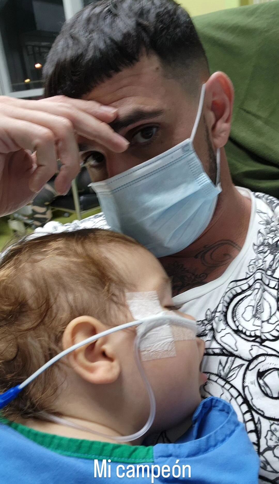 Bryan Ganoza junto a su hijo Bastian en el hospital Nacional de Niños.