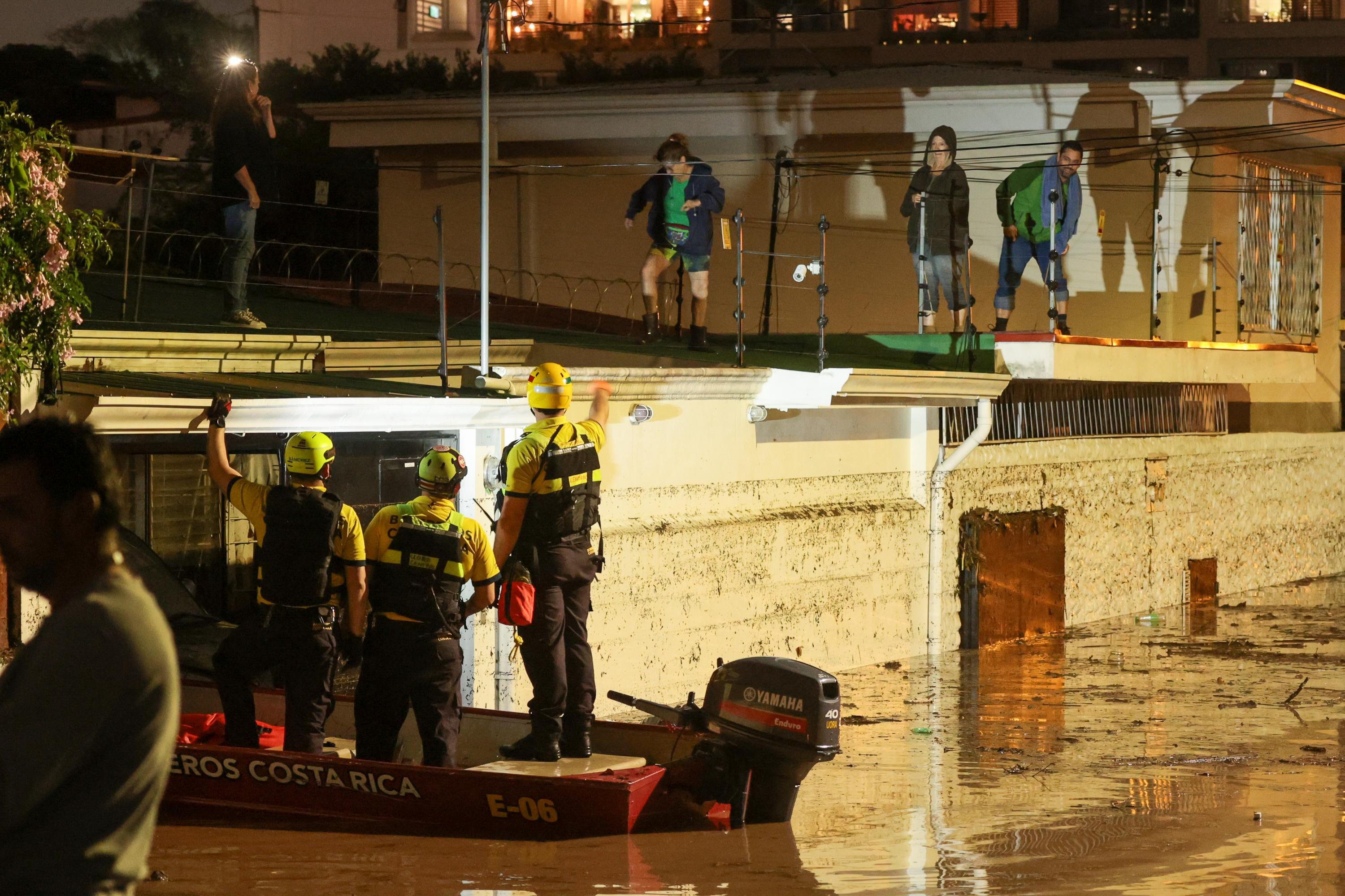 Bomberos intervino la tarde de esta jueves, para rescatar a personas que quedaron atrapadas en sus viviendas, producto de las graves inundaciones que se registraron en barrio Dent.