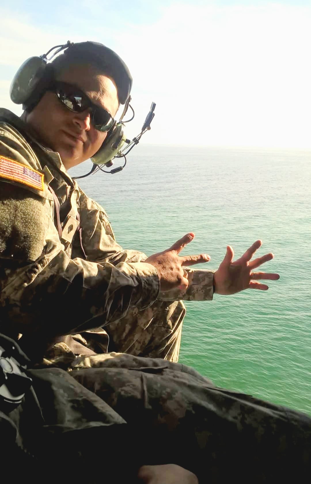 Aunque Costa Rica abolió el ejército hace más de 75 años, hay un guapileño que, por esas vueltas que da la vida, terminó poniéndose el uniforme militar… pero del ejército de Estados Unidos. Jean Paul Salazar Borbón nació y creció en el puro centro de Guápiles, en una casa donde lo más cerca que estuvo de un helicóptero fue verlos pasar sobre el aeropuerto local.
