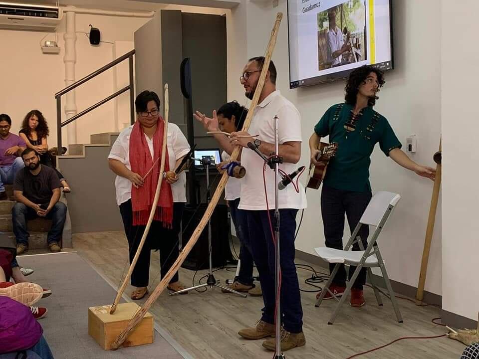 El quijongo guanacasteco goza de buena salud. En la foto el profesor de música, Deiby Rojas enseña el arte de tocar ese instrumento.