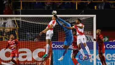 Herediano se levantó de un baile en San Carlos para pellizcar un punto en una noche de errores