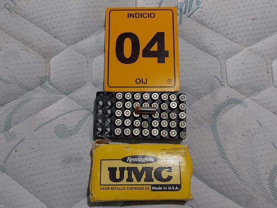 A tres notarios de apellidos de apellidos Todd (una mujer) de 44 años; Hernández de 63 años y Solano, de 39 años, así como un hombre de apellido Castro, de 41 años, se les investiga por vender carros robados, les decomisaron municiones de arma de fuego y dinero. Foto: OIJ