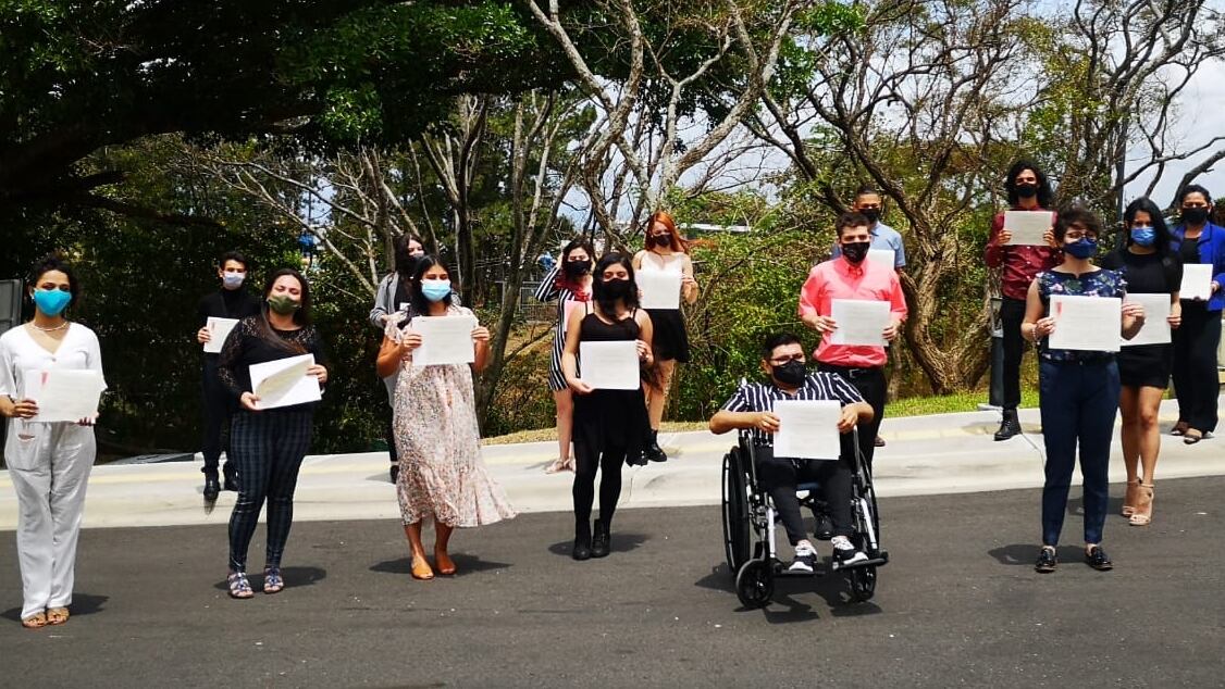 Este viernes 9 de abril, las autoridades universitarias ofrecieron un homenaje a estudiantes que obtuvieron los mejores promedios de admisión a la Universidad Nacional (UNA) en el 2021
