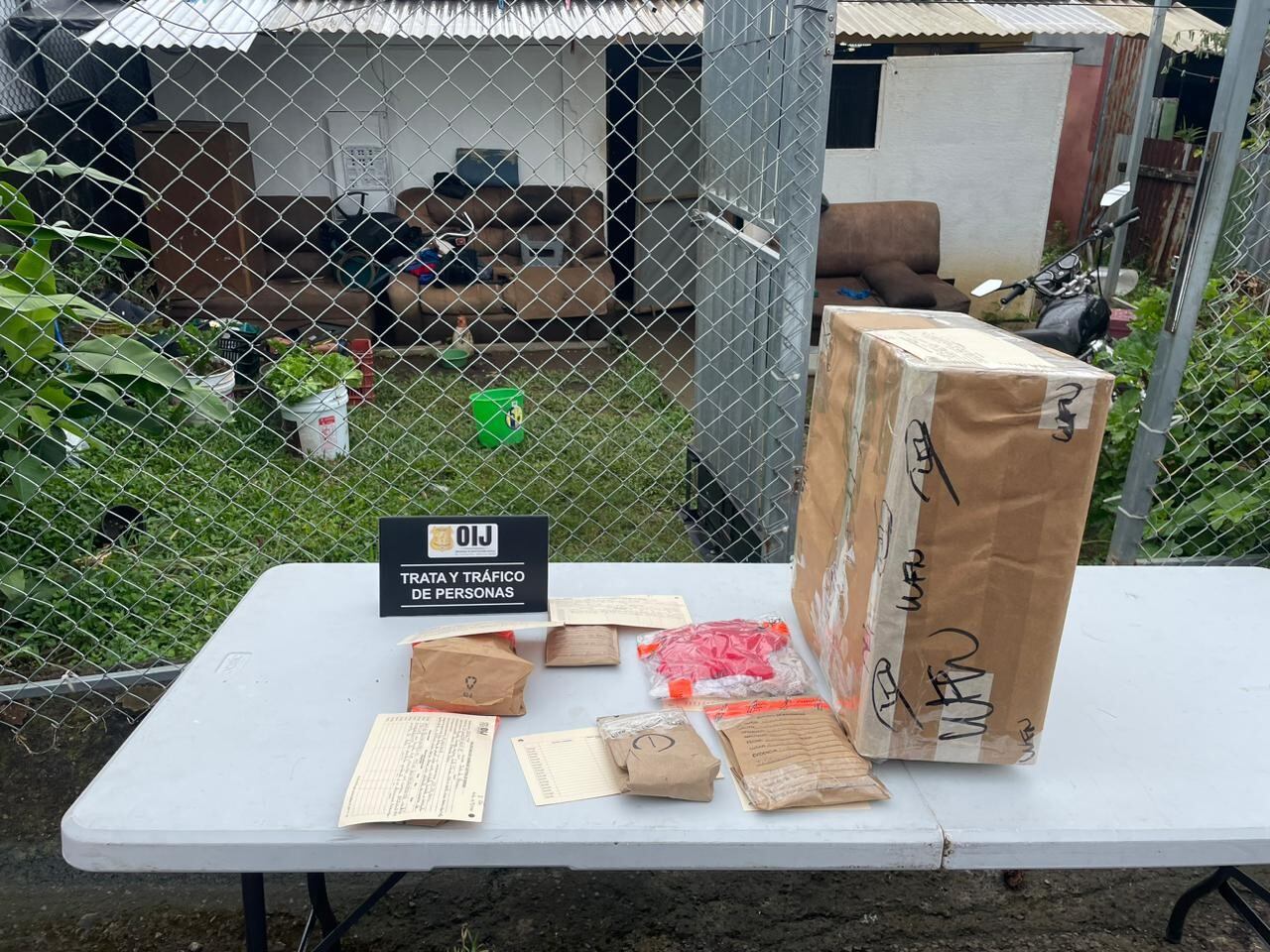 Una adolescente de 17 años y una muchacha de 20 años se convirtieron en víctimas de una banda de explotación sexual de una mujer de apellidos Ortega Mata, de 40 años y a dos hombres de apellidos Moreira Chaves y Ortega Carranza, ambos de 50 años. Foto: OIJ