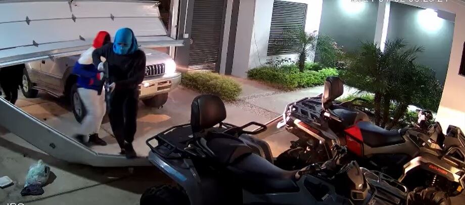 Los sujetos despedazaron el portón para entrar a la casa.
