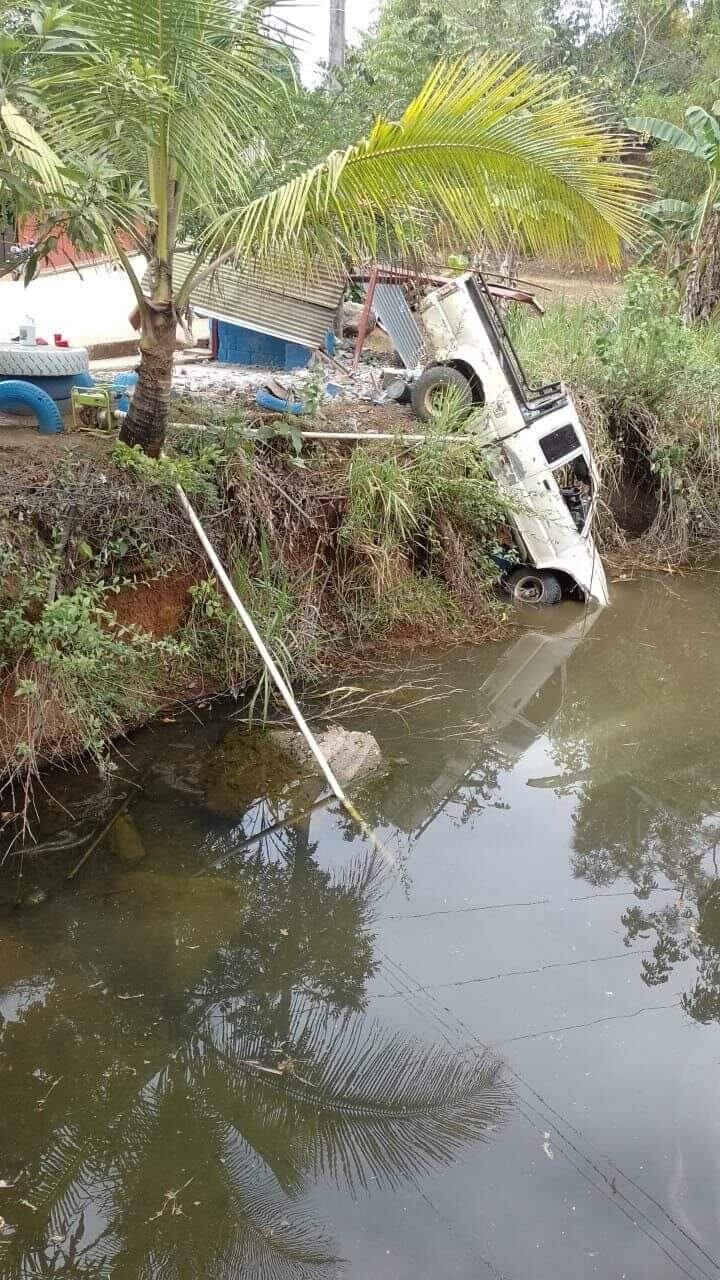 Adulta mayor muere en parada de bus al ser atropellada por vehículo que iba sin control en Los Ángeles de Nandayure, Guanacaste. Foto: Cortesía