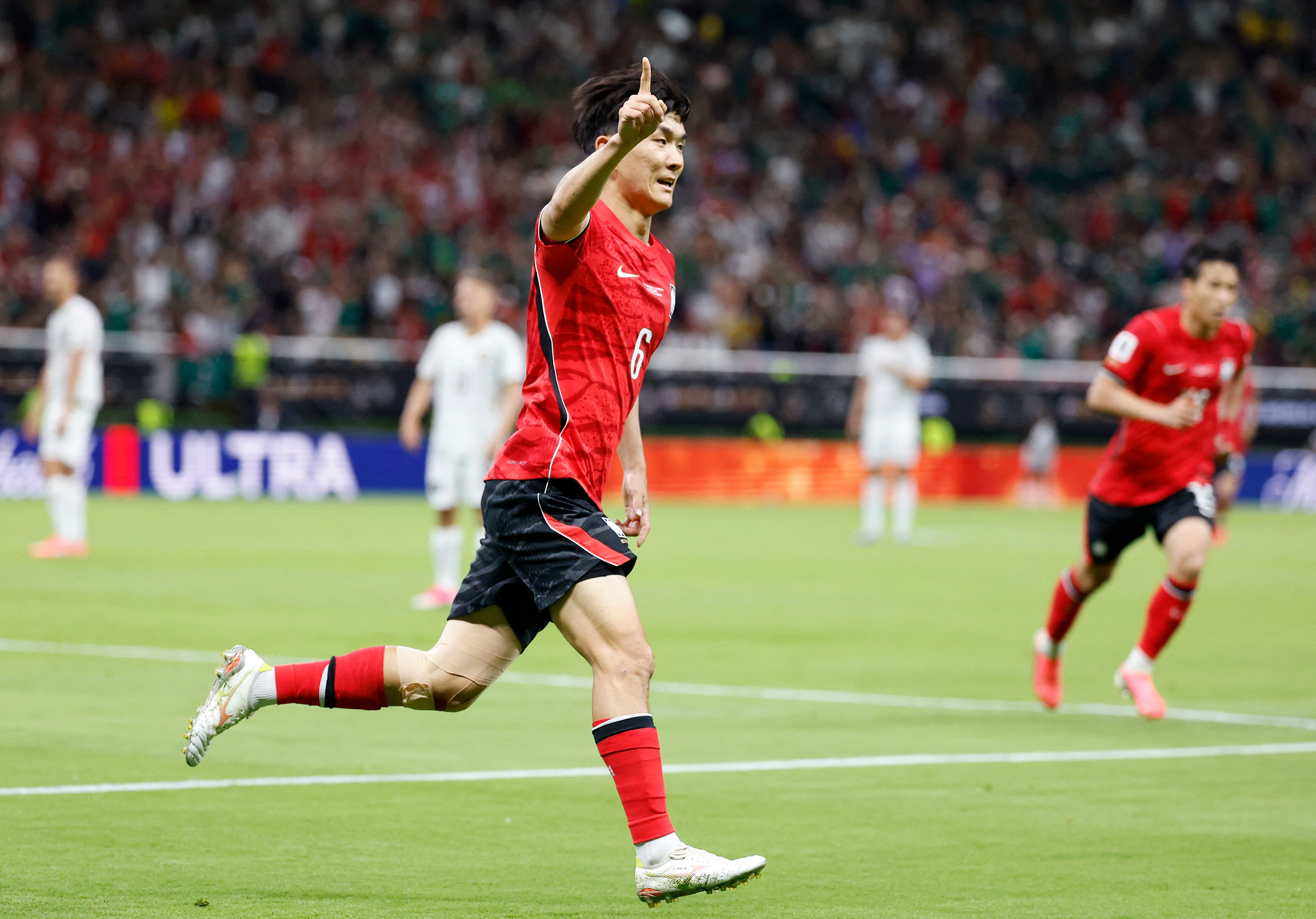 El volante de Corea del Sur Hwang In-beom celebra el primer gol de su equipo ante República Checa como parte del grupo A del Mundial, en el Estadio Guadajalara.