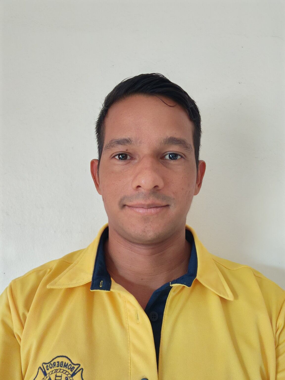 El incendio en Palo Verde tiene trabajando a más de 60 bomberos por día ya que el fuego está encerrado pero no controlado. Se quemó ya una extensión como de unas 56 parques La Sabana. En la foto, Luis Gabriel Barrantes Gómez, jefe de batallón de Bomberos de Costa Rica