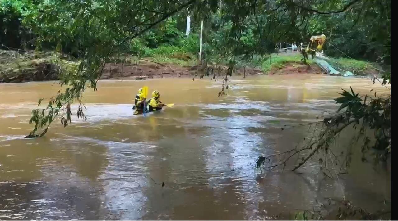 Bomberos mantiene operaciones de rescate en Nicoya, Guanacaste, donde se han registrado hasta 110 litros por metro cuadrado en las últimas horas.