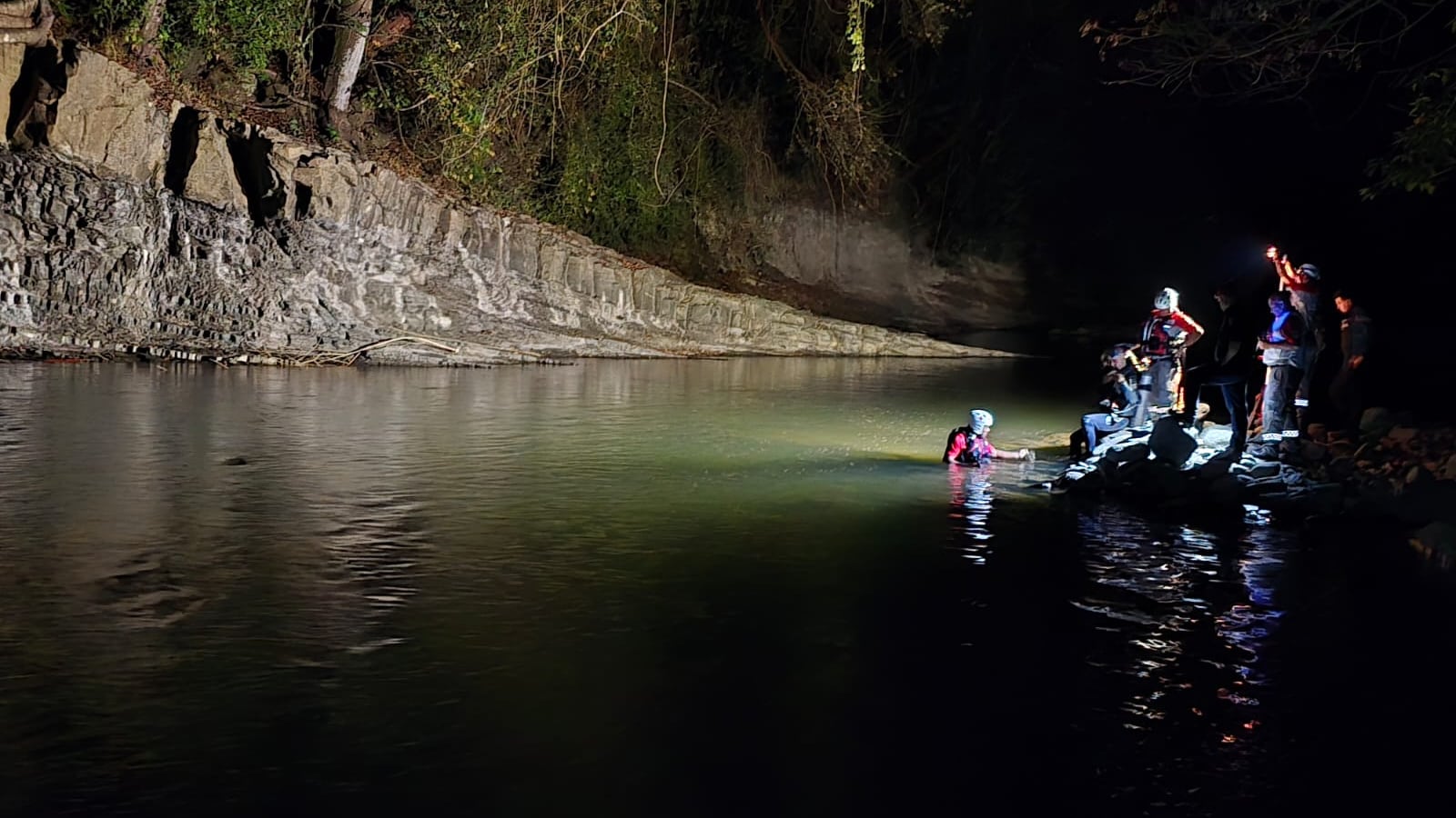 Un muchacho de aproximadamente 25 años murió ahogado en la poza conocida como Las Lajas, en Pejibaye de Pérez Zeledón. Foto: Cruz Roja