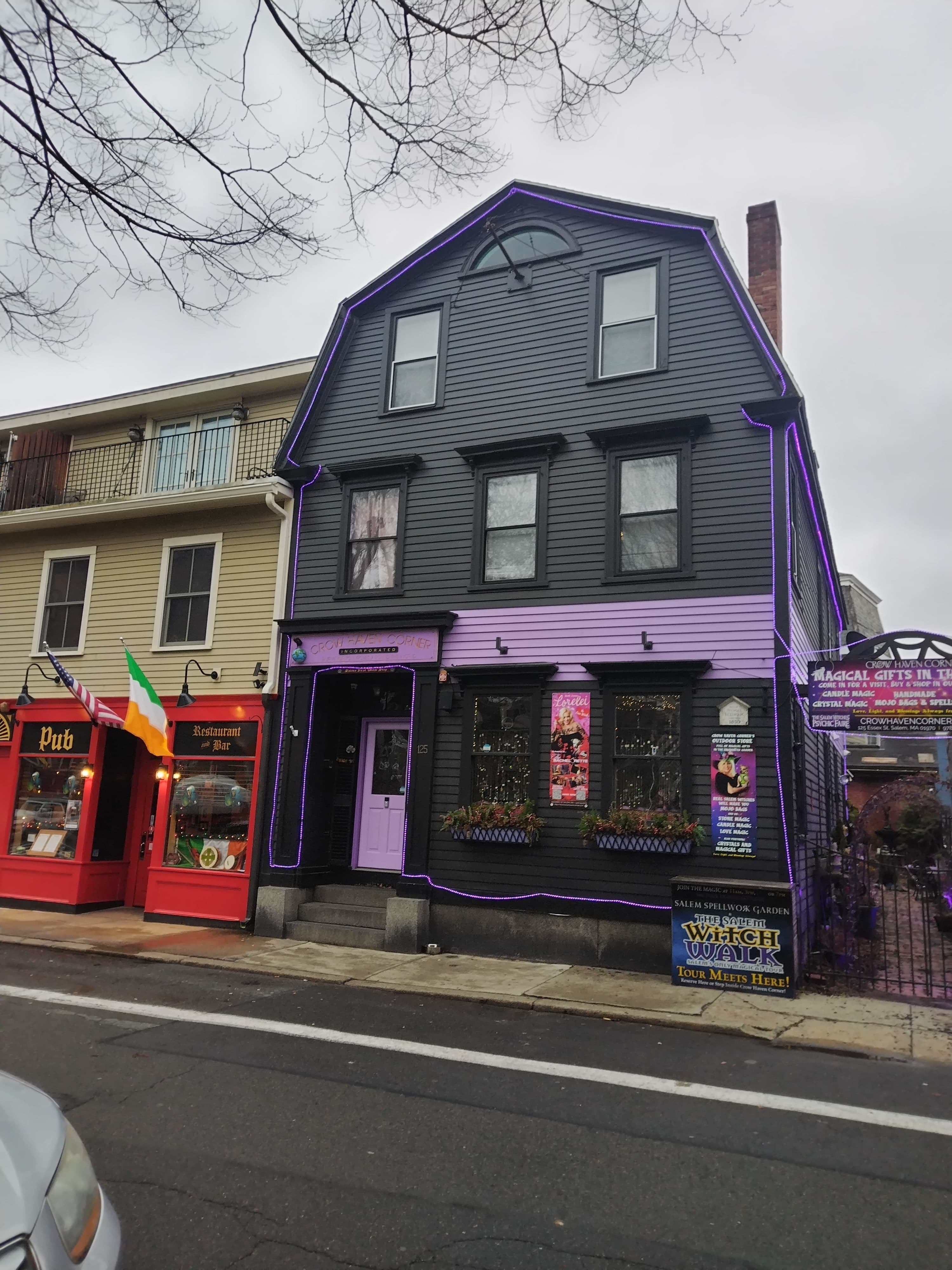 El pasado jueves 7 de marzo, un día después que Liga Deportiva Alajuelense perdiera 4-0 con el New England Revolution por la Concacaf, y antes de irnos al aeropuerto para pasar de Boston a Nueva York, nos la jugamos y ayudados por un tico que vive en Boston, don Eduardo Araya, nos fuimos para Salem, la ciudad más embrujada de todo Estados Unidos y una de las más embrujadas del mundo.