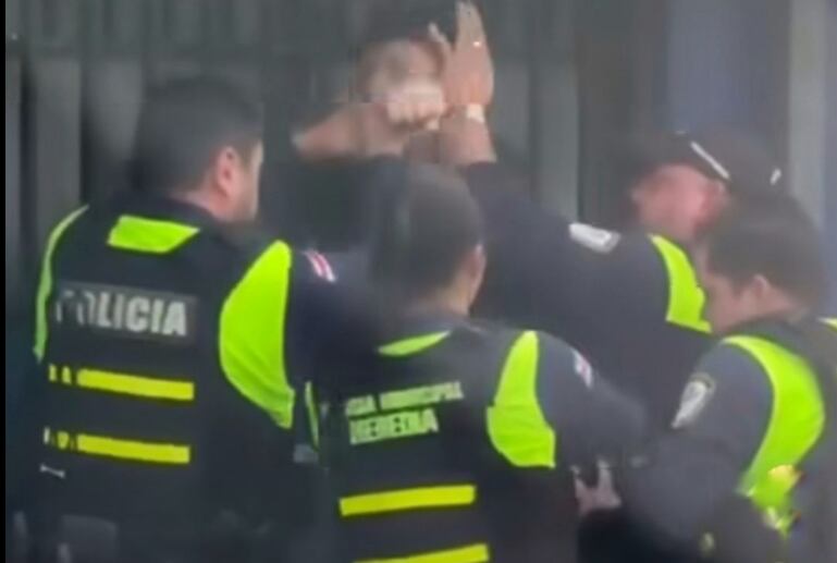 Los 7 oficiales fueron detenidos por orden del Ministerio Público. Foto Heredia por Media Calle.