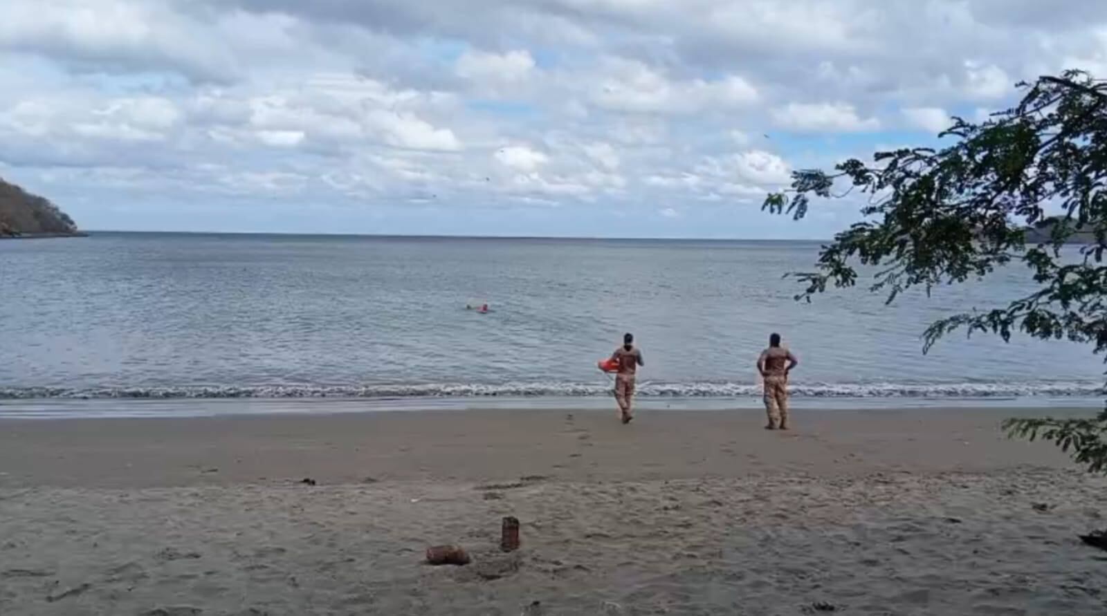 Una costarricense de apellido Vega y de 34 años de edad vivió un verdadero milagro de Semana Santa este viernes en la playa Cuajiniquil, en La Cruz de Guanacaste.