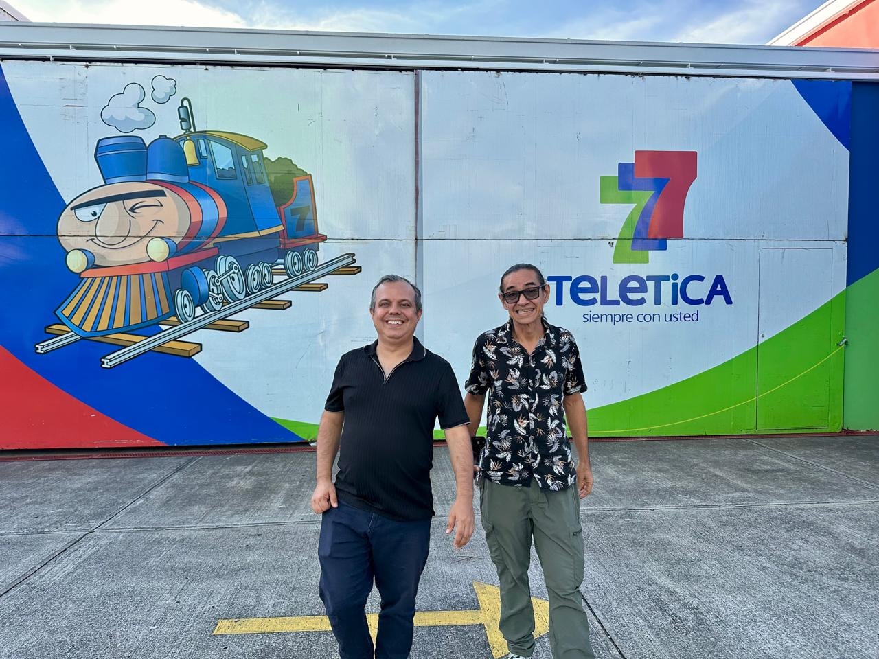 Ricardo Jiménez (Juan Vainas) y Magdiel Ramírez (Chibolo), actores de la serie "Los enredos de Juan Vainas" de Teletica.