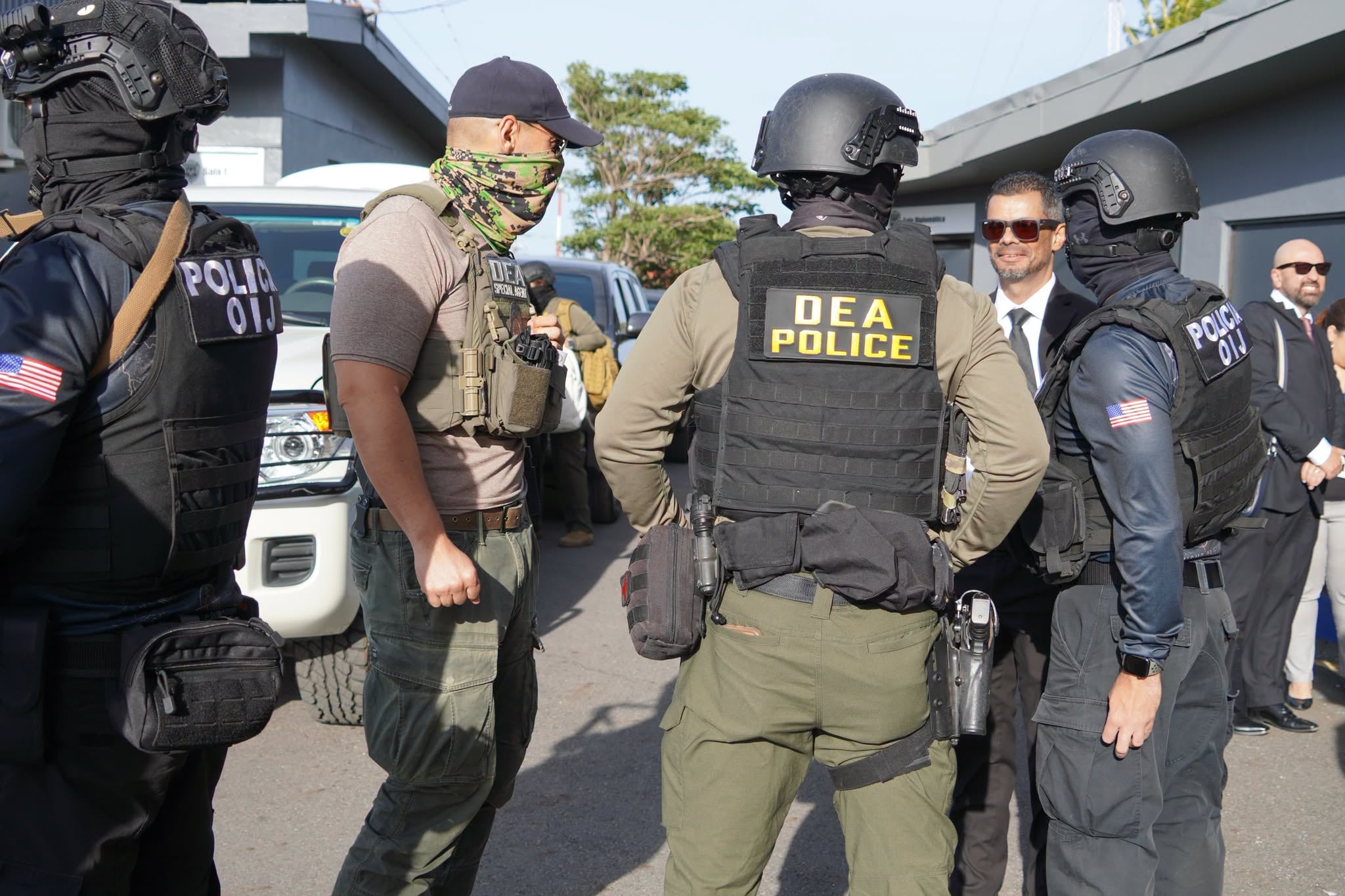 Gilbert Bell Fernández, alias Macho Coca, y Gabriel Lozano Bonilla, conocido como Compadre, extraditados a Estados Unidos, el jueves 13 de agosto del 2026. Foto: Ministerio Público