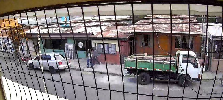 pistoleros llegaron a bar para aparentemente matar a hombre y no lo encontraron