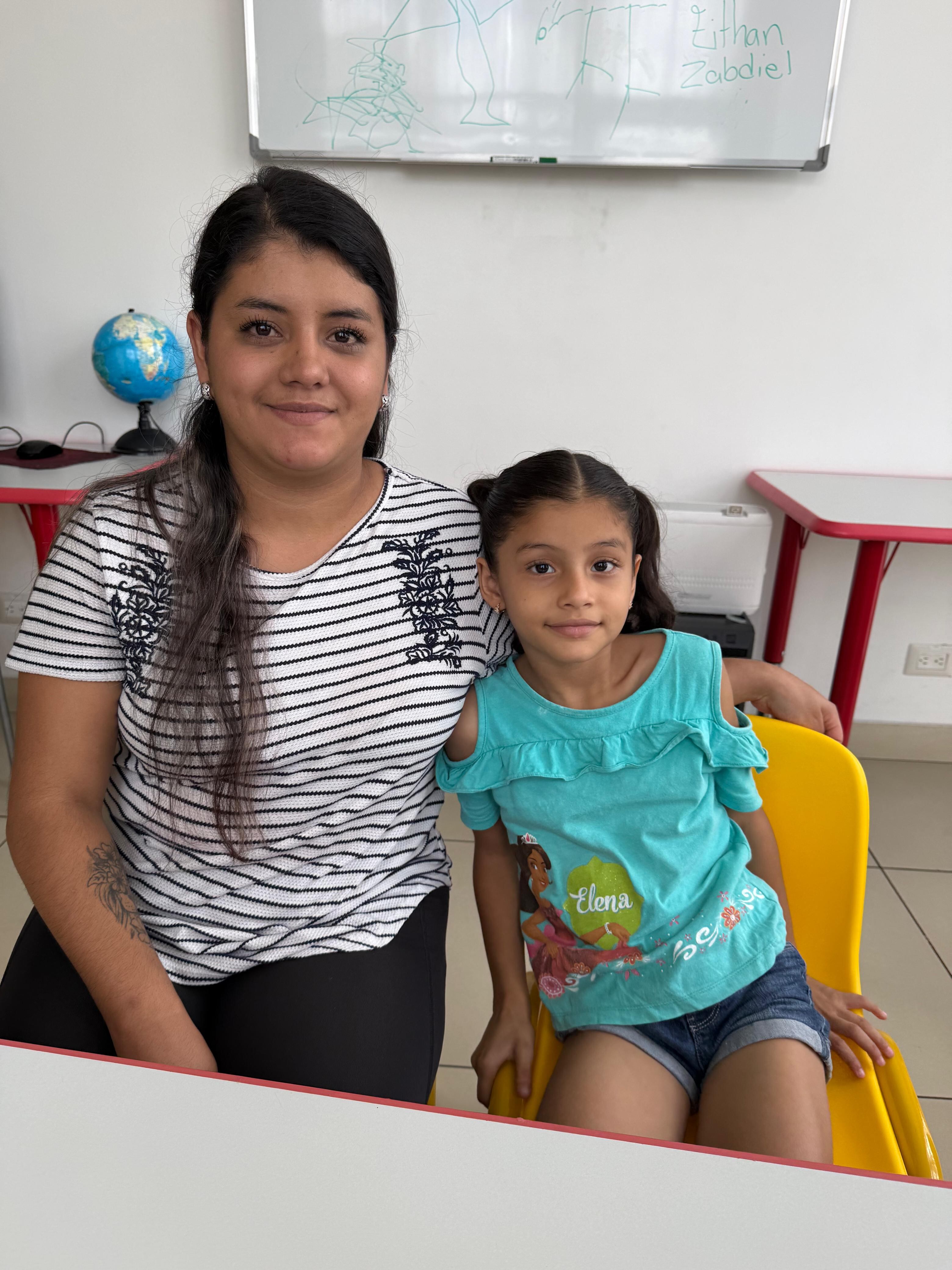 Gran Día, la jornada solidaria de McDonald’s que entrega el 100% de las ventas de Big Mac a ambas entidades, en 2024, logró recaudar 185 millones de colones, para que puedan continuar con el desarrollo de sus proyectos en beneficio de niños, familias y jóvenes en condición de vulnerabilidad. En la foto doña Britney Casasola y su hija Nayara Vargas.