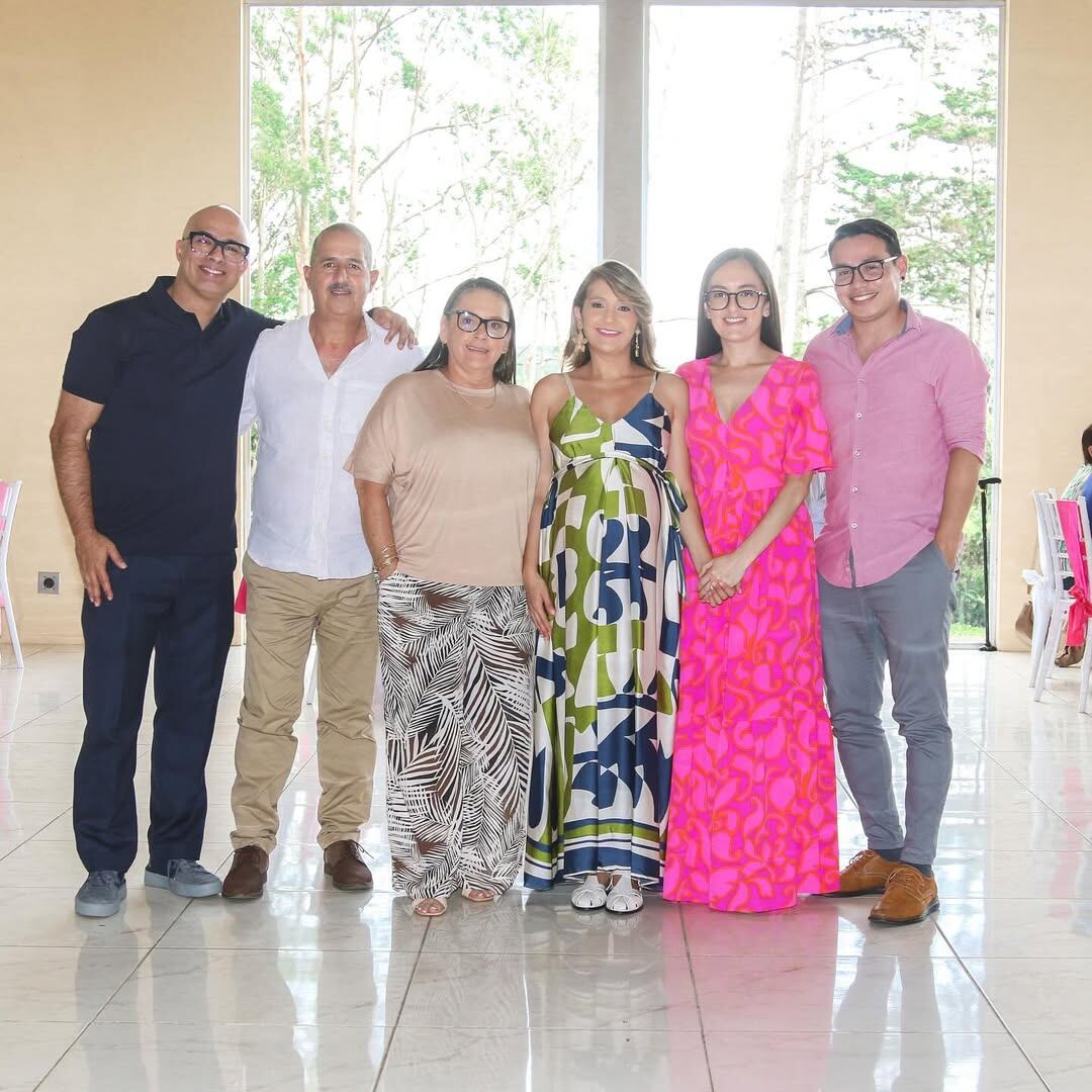 Jorge Martínez y Laura Brenes en el baby shower de su hija Sol.